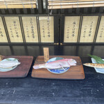 ごはん処　矢尾定 - 店先には食品サンプルが並べてある。