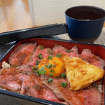 Wine&Dining Mizutani - ローストビーフ重   じっくり低温調理されしっとり柔らか、ご飯に３００ｇ  ジャガイモのガレット添え