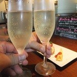 Trattoria L'arche - スパークリングでカンパ～イ♪　デキャンタ　１５８０円　　　【　２０１３年７月　】