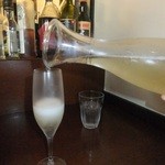 Trattoria L'arche - スタッフさんが、スパークリングを注いで　１　【　２０１３年７月　】