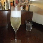 Trattoria L'arche - スタッフさんが、スパークリングを注いで　２　【　２０１３年７月　】