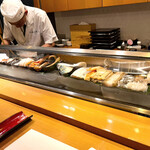 すし割烹 小笠原 - ネタケース越しに見た真摯に調理に励まれる板前さんです(o^^o)