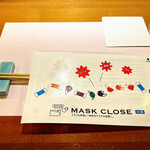 すし割烹 小笠原 - 席にはお心遣いの『マスクケース』が置かれていました(o^^o)