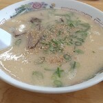 長浜ラーメン 一心亭 - 斜め前から…ゴマ降り