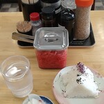 長浜ラーメン 一心亭 - 卓上…おにぎり付き！