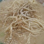 長浜ラーメン 一心亭 - 替玉にコショー…この後にタレも投入♪