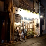 Sustainable Kitchen Rosy - 神田北乗物町の裏通りにウッディな佇まい