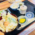 漁師食堂うのしま豊築丸 - コウイカ天丼定食(コウイカ天丼、刺身、アカモク、豆腐、ご飯、味噌汁、漬物)