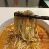 中国飯店 三田店 - 麻婆坦々麺１１００円。麺は細めのストレートで、好みのタイプではありませんが、濃厚な胡麻の風味、辣油の辛みと合わさって、とーっても美味しくいただきました（╹◡╹）（╹◡╹）