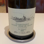 フランス料理 壺中天 - ブルゴーニュ・オート・コート・ド・ボーヌ アン・ヴァルロ、産地ブルゴーニュ、品種シャルドネ、ビンテージ2020年。市販価格はボトルで4000円ほど。