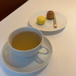 フランス料理 壺中天 - 食後のハーブティーと、ミニャルディーズはメロンのマカロンとバナナが入ったチョコレートケーキ。こんな小さなケーキなのに仕事が丁寧だ。