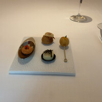 フランス料理 壺中天 - アミューズブーシュ1皿目は、岩海苔を乗せた牡蠣のフラン、フリット、桜エビとグルュエールチーズのグジュール、ちょっと変わっていて面白かったのが、ゼラチンのカプセルにガスパチョが入ったスープ。