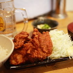 鰓呼吸 - 人気のザンギ定食（鳥のから揚げ）ボリューム感たっぷり。