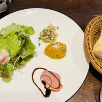 クッチーナ イタリアーナ アリア 六本木 - 前菜盛り合わせと、パン。ドレッシングも美味(*´༥` *)