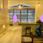 Hinata cafe - 店内、カウンター席の様子、テーブル席もあります