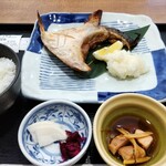 富山湾食堂 - 焼魚定食　この日はブリカマ