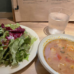 Hinata cafe - サンドイッチに付いているスープと山盛りのサラダ