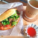 クレープアンドカフェ ヴァーチュ - 上にて。