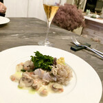 スープとカレー ボンジョルネ - ●ポワソン（魚のメイン）
      真鯛の白ワイン蒸し　キノコのヴァンブランソース
      花びらたけ・マッシュルーム・ブロッコリー