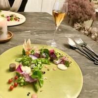 スープとカレー ボンジョルネ - ●前菜
                    20種野菜と真鯵マリネ　シャン・ド・フルール
                    新玉ネギとイチゴのソース