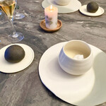 スープとカレー ボンジョルネ - ●スープ&パン
      白人参のポタージュ
      竹炭のパン