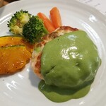 キッチン ブルー グローブ - 海老と豆腐と枝豆のハンバーグのアップ