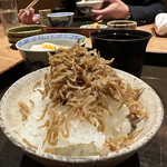 日本料理 徳専 - ごはんにちりめん山椒ぶっかけ、赤出汁