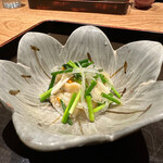 日本料理 徳専 - 白バイ貝とどうまん蟹と新玉ねぎ