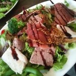 生はむはじめ、いろんなお肉がたんまりのサラダディッシュ