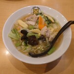 Sankokku - ○揖斐タンメン
                        やっぱりこのラーメンスープにも
                        出汁の旨味不足を感じてしまう。
                        
                        野菜の旨味、特にベビーコーンの旨味が出てて
                        これに出汁の旨味が合わされば
                        間違いなく美味しい味わいになる筈だけど、、、