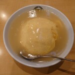 サンコック - ○天津炒飯
      見た目は白い餡タップリの天津飯だけど
      中には炒飯が入ってる
      
      片栗粉でトロミがシッカリ付いてる餡
      
      餡の胡麻油感は風味良く感じるけれど
      絶対的な美味しさ感、
      ラードの美味しさを全く感じない