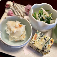 喜楽 - 長芋サラダには桜海老が入って風味豊か。ワラビ入りの五目だし巻き卵、旬の根三つ葉のお浸し…香りが良いです♡