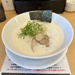 麺道 しゅはり - 雷神とんこつパイタン(880円、斜め上から)