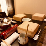 旬菜焼 はざま - 前菜がセットされていました