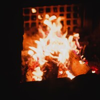 トレーダーヴィックス東京 - Chinese Ovenに薪がくべられます。