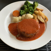 ビフトロ バイ ラ コクシネル - ホルモン入り豚ハンバーグトマトソース