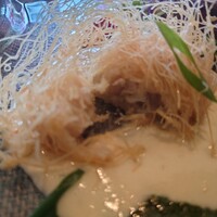 鉄板フレンチ キャトル・セゾン MORI - そばにはバジルソースと
                      旨味あるトマトのソースが添えられていて
                      味変も出来るのは楽しい。