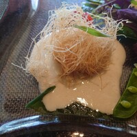 鉄板フレンチ キャトル・セゾン MORI - ▷前菜
                    ○帆立のカダイフ仕立て（白ワインソース）
                    パリッパリに揚げられたカダイフと帆立が美味しく、
                    白ワインソースがクリーミーで味わい深い❕
                    なかなか美味しいよねえ❕