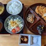 Tonkatsu To Kushiage Katsuhisa - ハイポー豚のロース御膳120ｇ（逆方向からの写真なので、本来の配膳位置と異なります。すみません。）