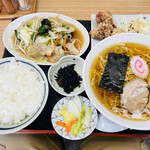 お食事処 日本亭 - 【まんぷくセット】¥1.050（唐揚げ、肉野菜炒め、半ラーメン、漬け物、ひじき煮、ライス）