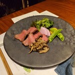 茅乃舎 - こちらも肉の赤身と緑がマッチ。年齢に関係なく