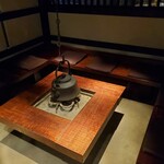 茅乃舎 - 待ち合い室は囲炉裏が雰囲気を醸し出し最高のシチュエーション。
