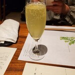 茅乃舎 - スパークリングのお茶は変わった感覚で美味しかったです。次回はトマトジュース色の野菜ジュースがうちの中では好評。イチゴの香りのジュースみたいで意外❗