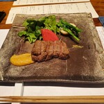 茅乃舎 - 牛肉のメイン料理も上品ですし、緑色が肉を引き立てて良かった