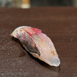 千葉たかおか - 最っ高の鯵！
      この弾力と旨味は、ちょっとお目に掛かれません。
      分葱の薬味も、これまたとてもいい仕事。
      はぁ〜、もう食べたい。