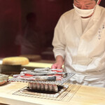 千葉たかおか - 焼き目を付けるのも、ちゃんと活きのいい炭火。
      こういう細かいお仕事、嬉しいですよね。