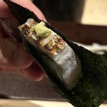 千葉たかおか - そうして出来た、太刀魚の手巻き。
      脂が乗り過ぎない、バランスのいい太刀と大葉とで絶妙の手巻き♪