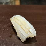 千葉たかおか - 厚く切り付けた墨烏賊。
      サクっとした歯切れの良さと、包丁のお仕事で味わえるねっとり感と、両方楽しめるのが嬉しい♪