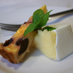 ビストロ プペ - ８）フロマージュブランのムースとサクランボのタルト