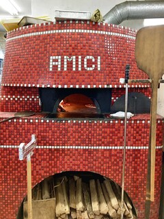 TRATTORIA E PIZZERIA AMICI - イタリアから取り寄せたピッツァの薪窯